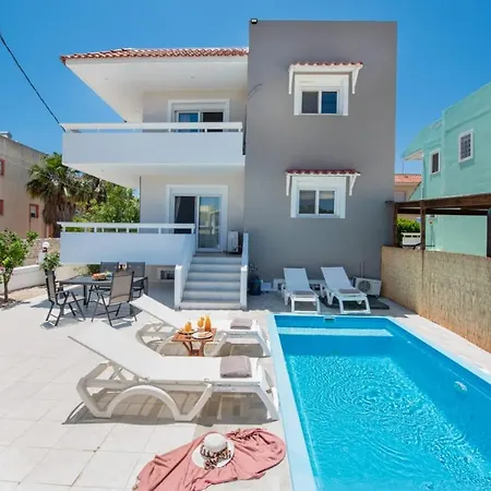 Pool Near The Beach *